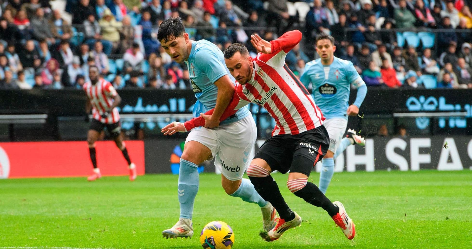 Un jugador de Athletic Club intenta despojar el balón Un jugador de Athletic Club intenta despojar el balón