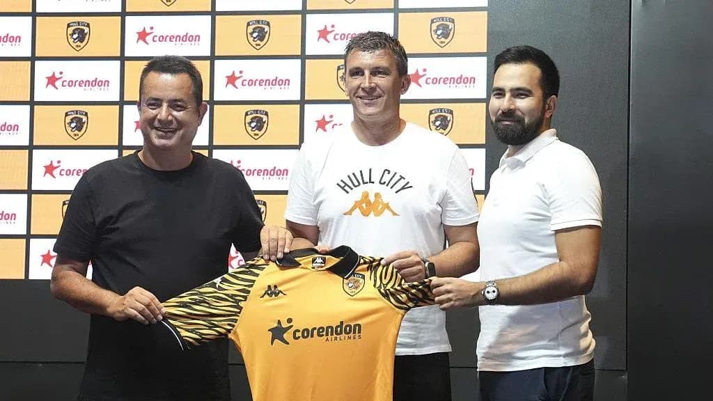 Presentación del nuevo entrenador con camiseta del club Presentación del nuevo entrenador con camiseta del club