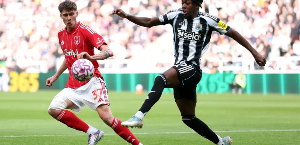 Jugador de Nottingham Forest en acción contra Newcastle Jugador de Nottingham Forest en acción contra Newcastle