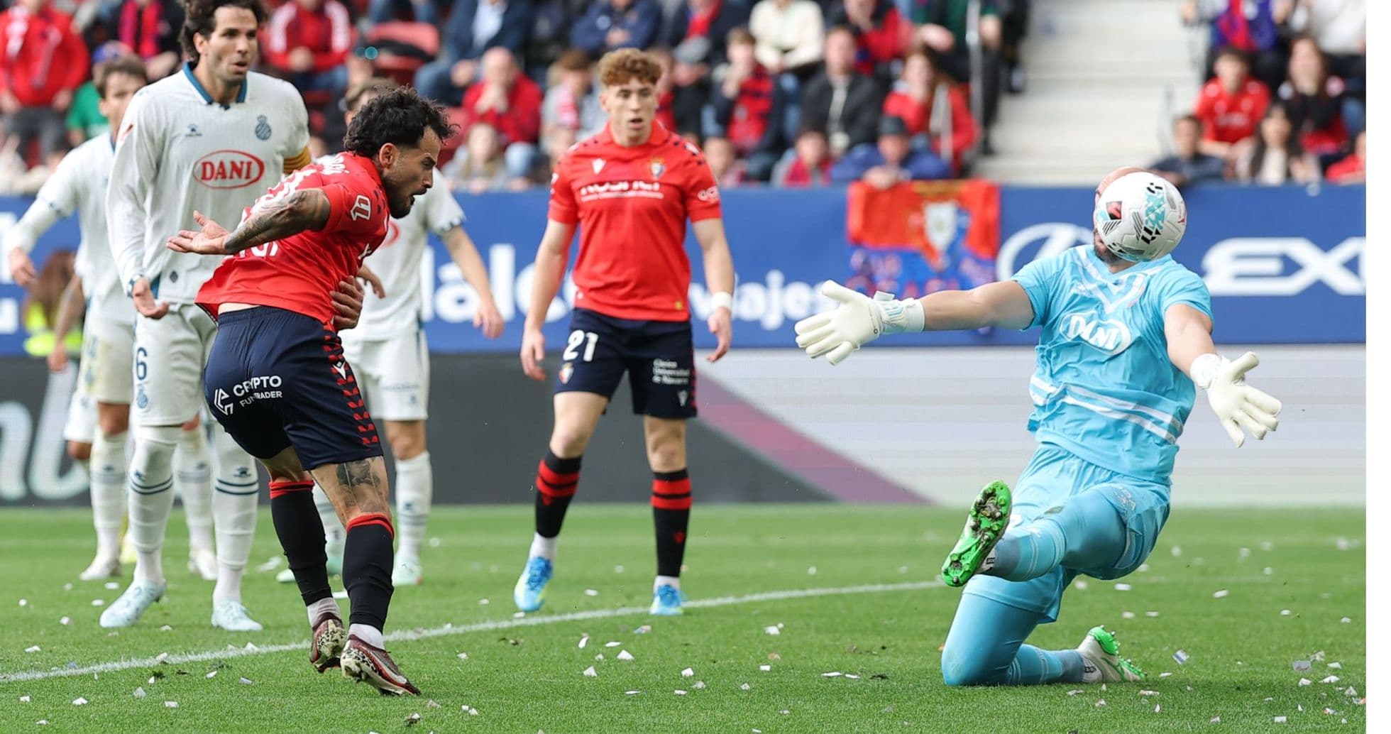 Jugador de Osasuna intentando marcar a Espanyol Jugador de Osasuna intentando marcar a Espanyol