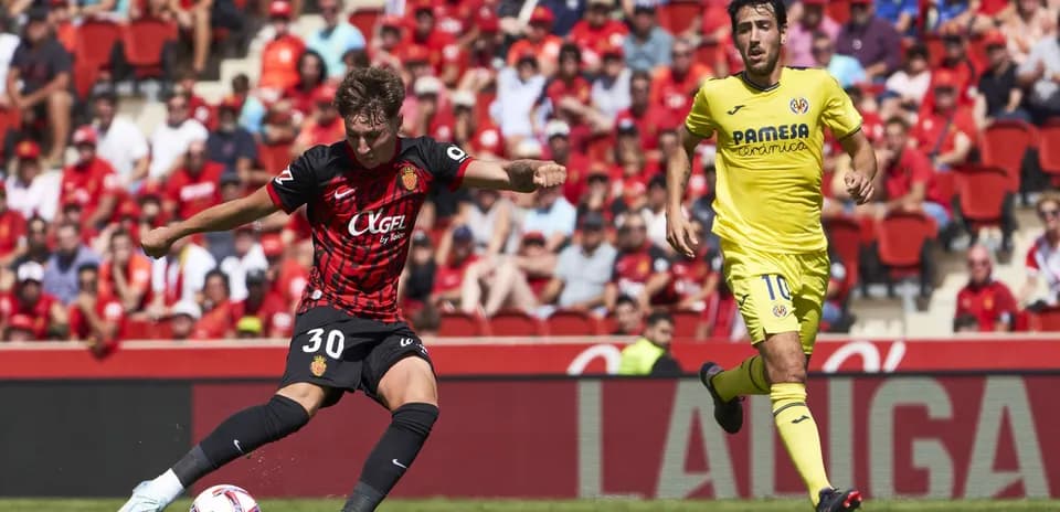 Jugador de Mallorca disparando a puerta contra Villarreal Jugador de Mallorca disparando a puerta contra Villarreal