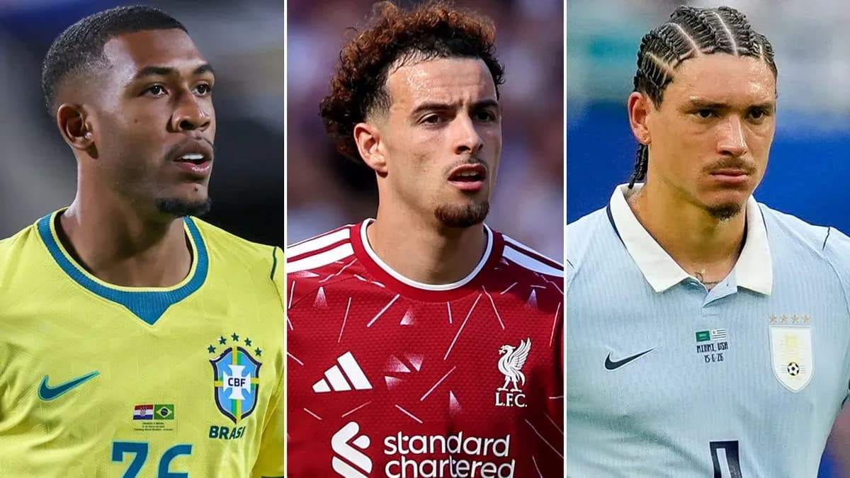 Tres jugadores de fútbol en sus camisetas nacionales Tres jugadores de fútbol en sus camisetas nacionales