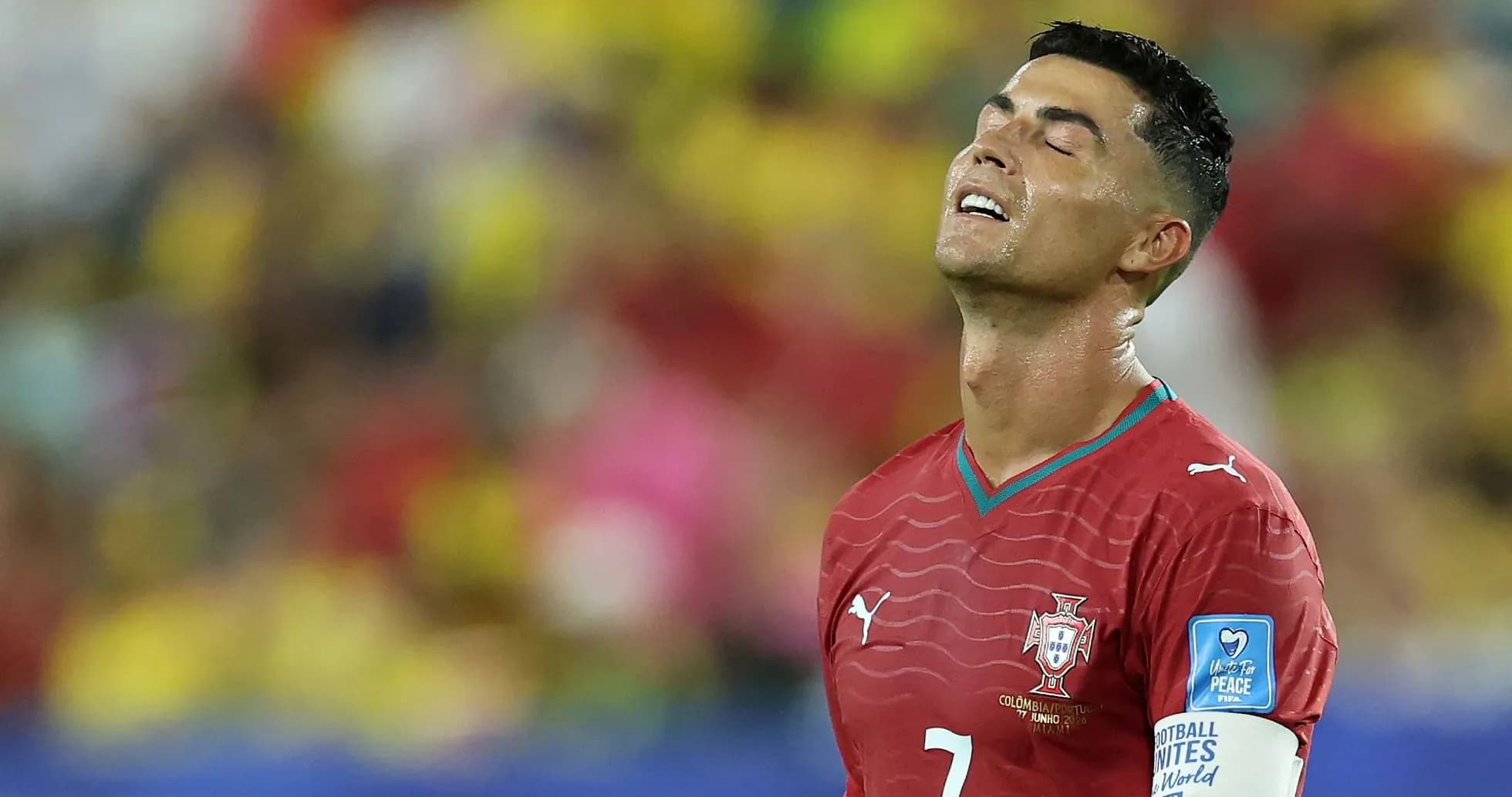 Cristiano Ronaldo con la mirada hacia arriba en partido Cristiano Ronaldo con la mirada hacia arriba en partido