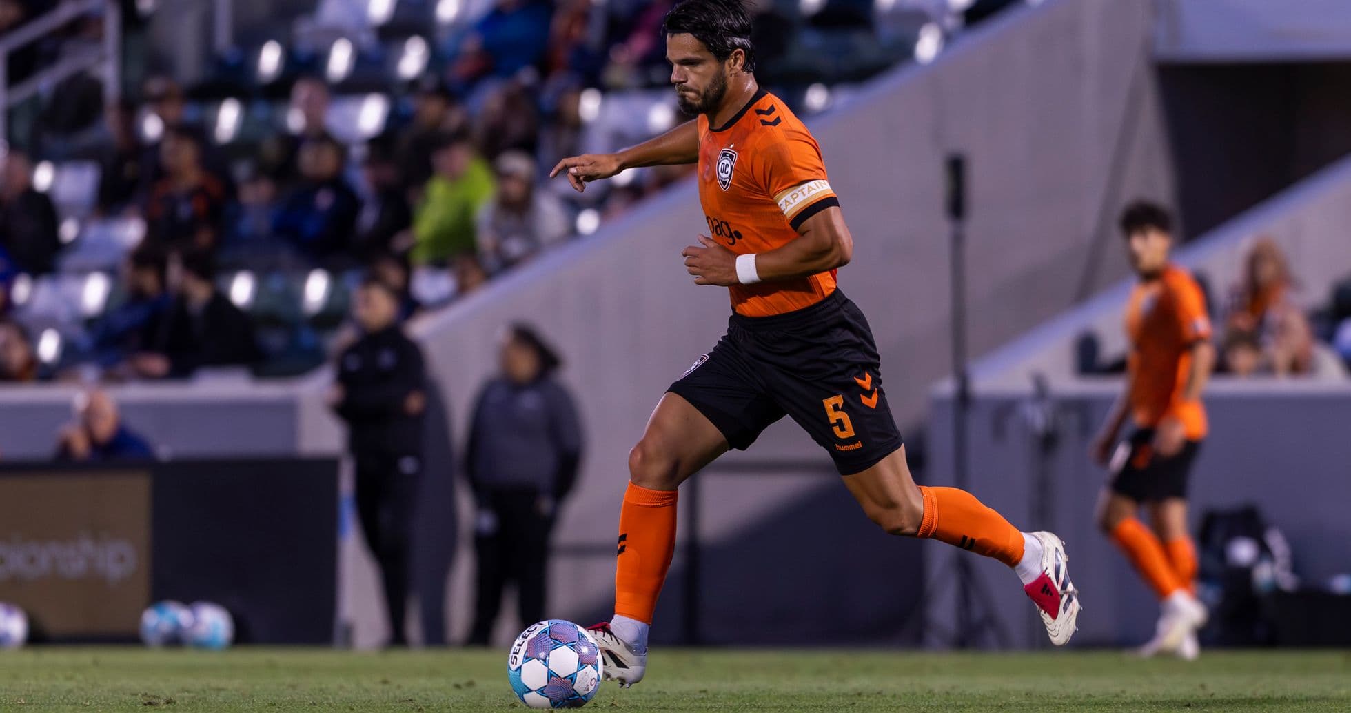 Jugador de Orange County SC avanzando con el balón Jugador de Orange County SC avanzando con el balón