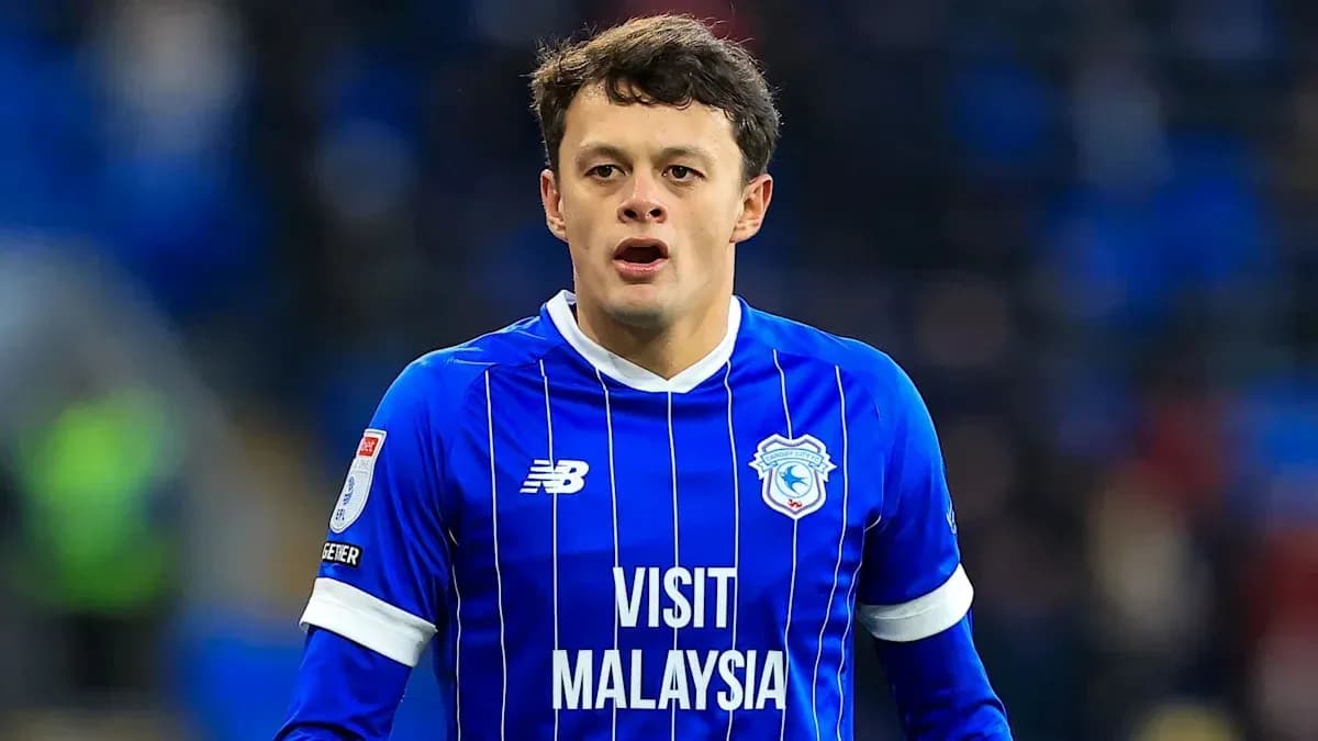Jugador de Cardiff City en uniforme azul durante el partido Jugador de Cardiff City en uniforme azul durante el partido
