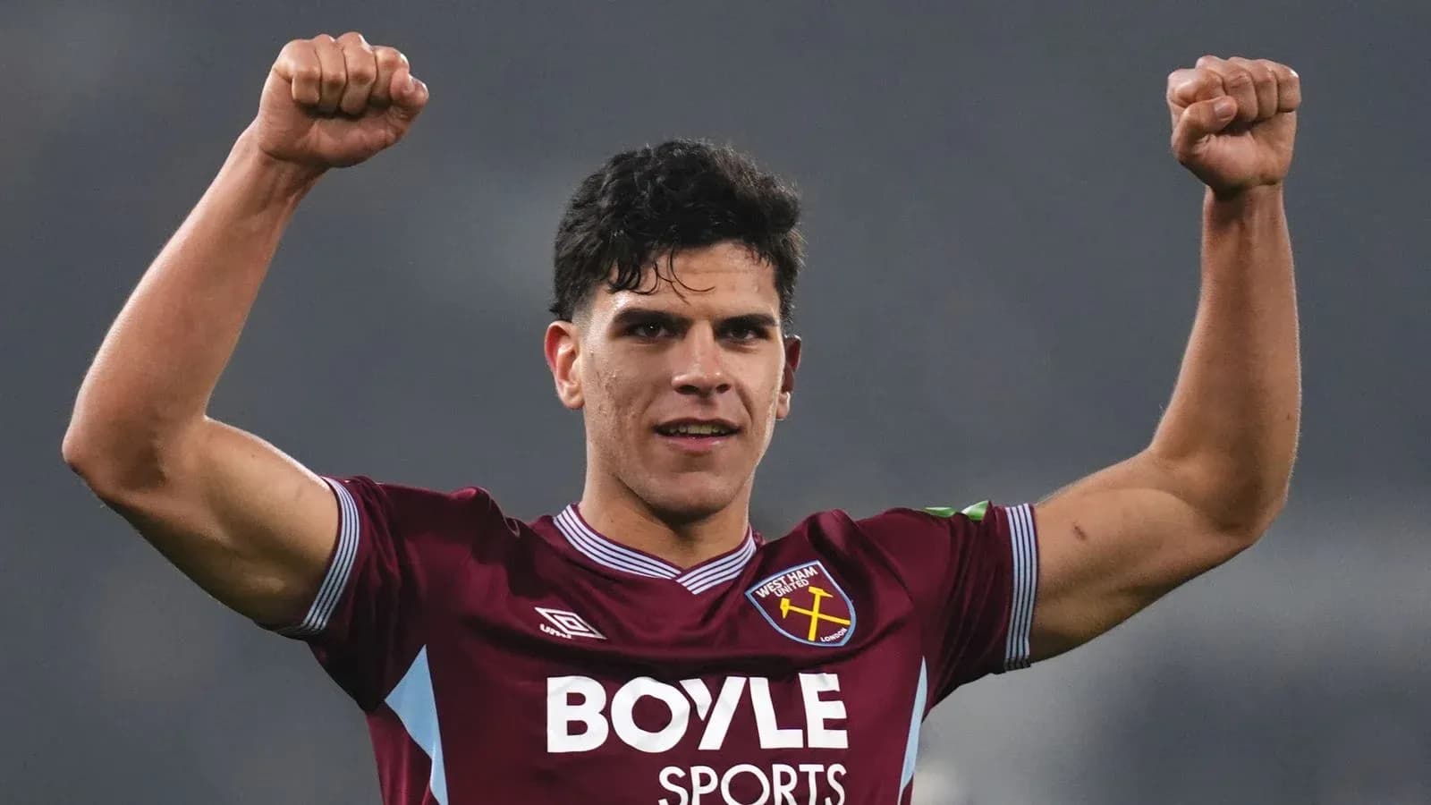 Jugador de West Ham United celebrando con los brazos en alto Jugador de West Ham United celebrando con los brazos en alto