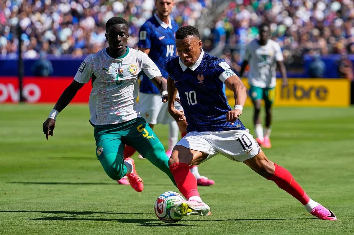 Jugador de Francia driblando a defensor senegalés Jugador de Francia driblando a defensor senegalés