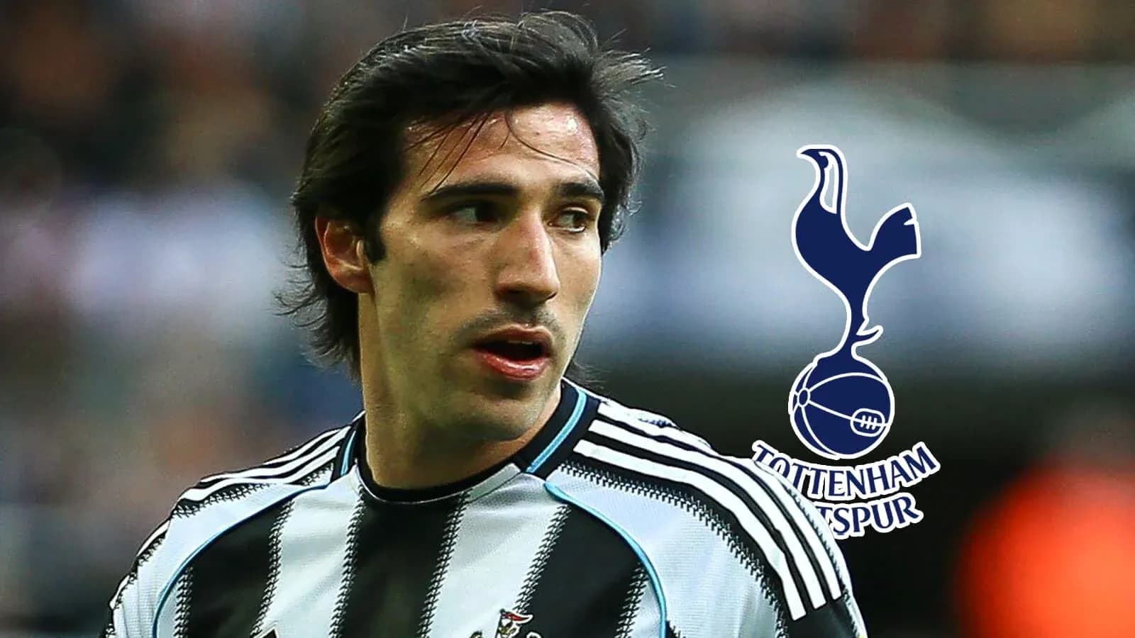 Jugador de Newcastle con logo de Tottenham en fondo Jugador de Newcastle con logo de Tottenham en fondo