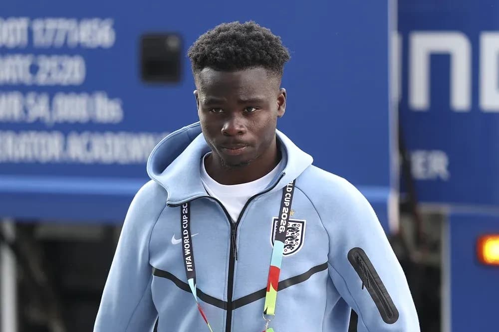 Jugador ingresando al estadio con uniforme de Inglaterra Jugador ingresando al estadio con uniforme de Inglaterra