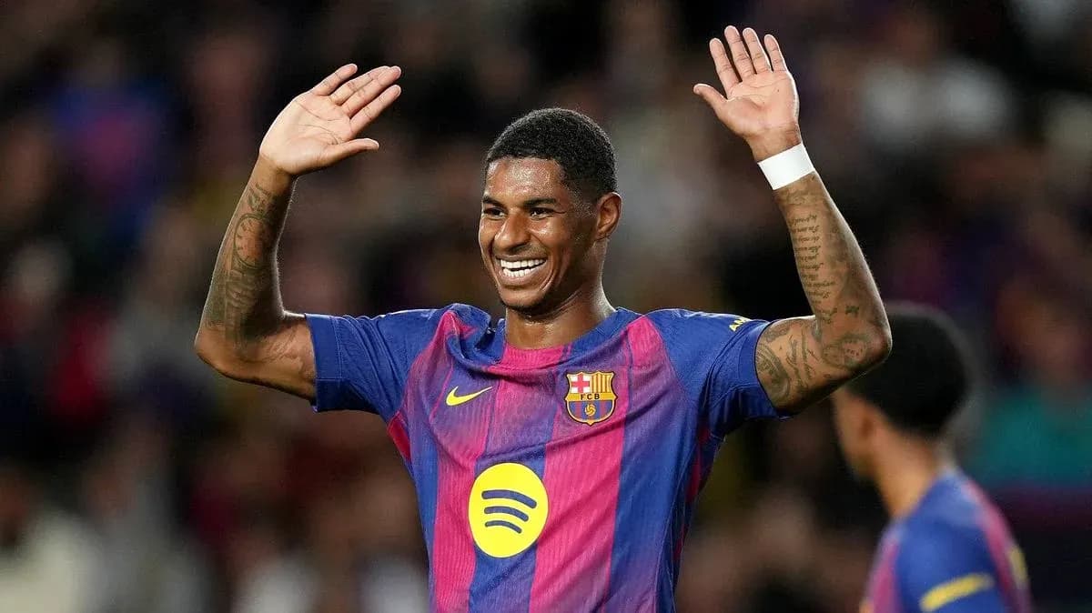 Jugador de Barcelona saludando al público en el campo Jugador de Barcelona saludando al público en el campo
