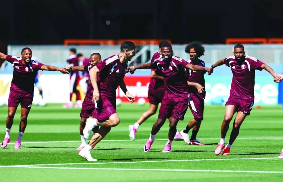 Jugadores de Qatar entrenando juntos en el campo Jugadores de Qatar entrenando juntos en el campo