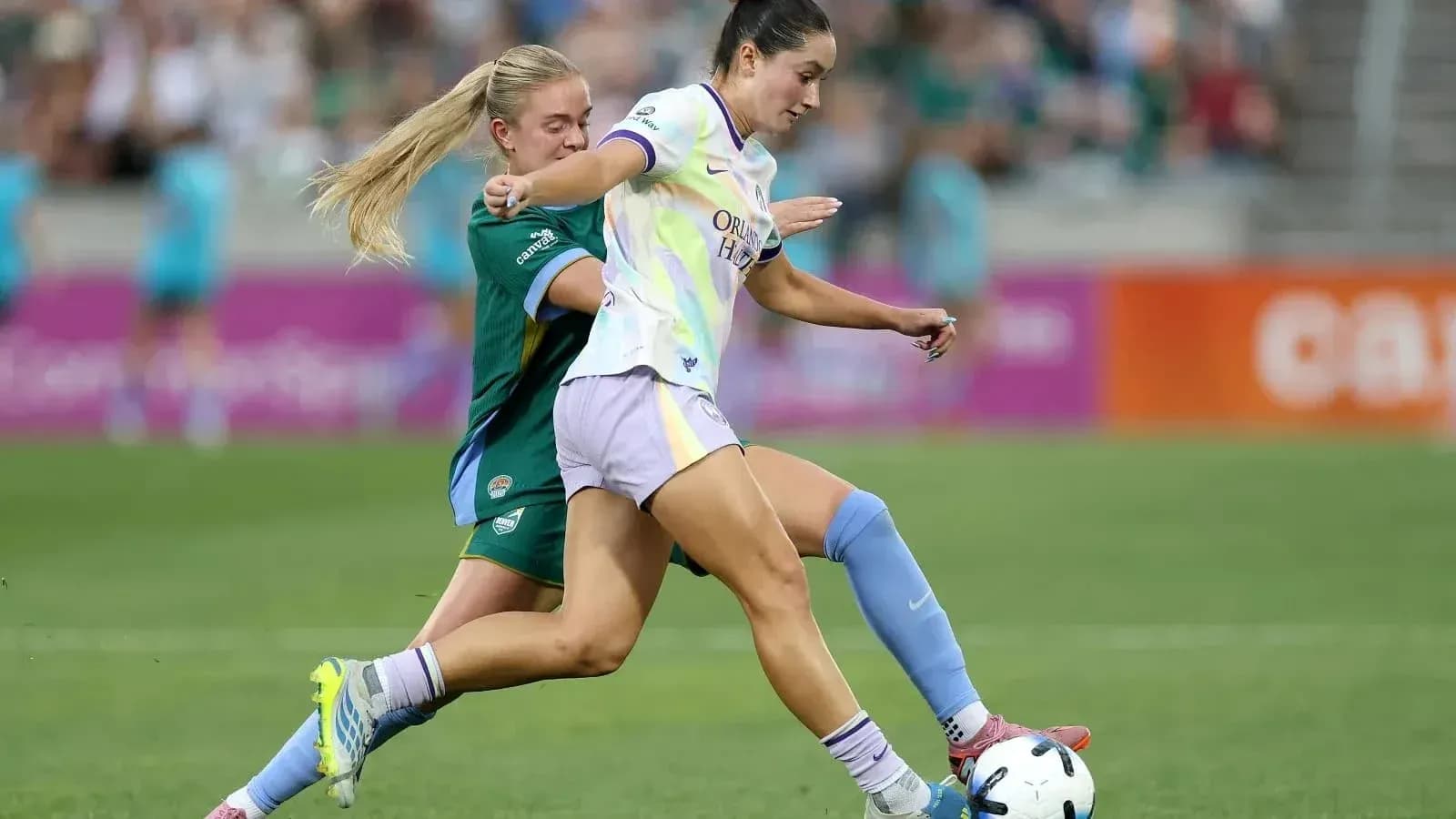 Una jugadora de Orlando Pride driblando a una rival Una jugadora de Orlando Pride driblando a una rival