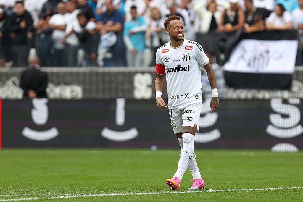 Neymar jugando en el campo con camiseta de Santos Neymar jugando en el campo con camiseta de Santos