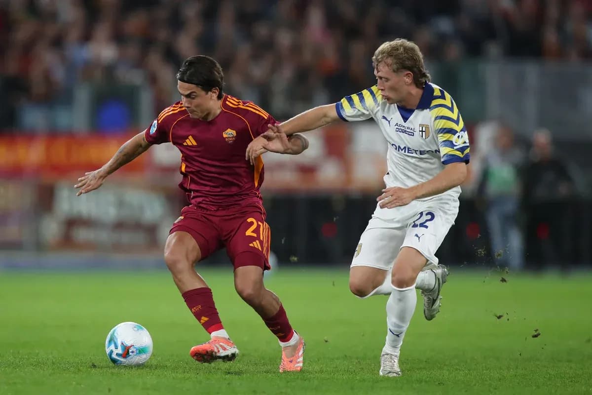 Jugador de AS Roma driblando a un defensor de Parma Jugador de AS Roma driblando a un defensor de Parma