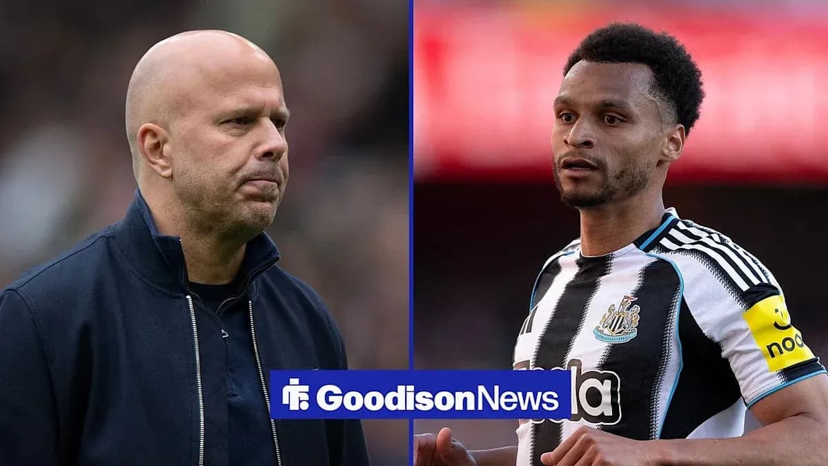 Entrenador y jugador de Newcastle durante un partido Entrenador y jugador de Newcastle durante un partido