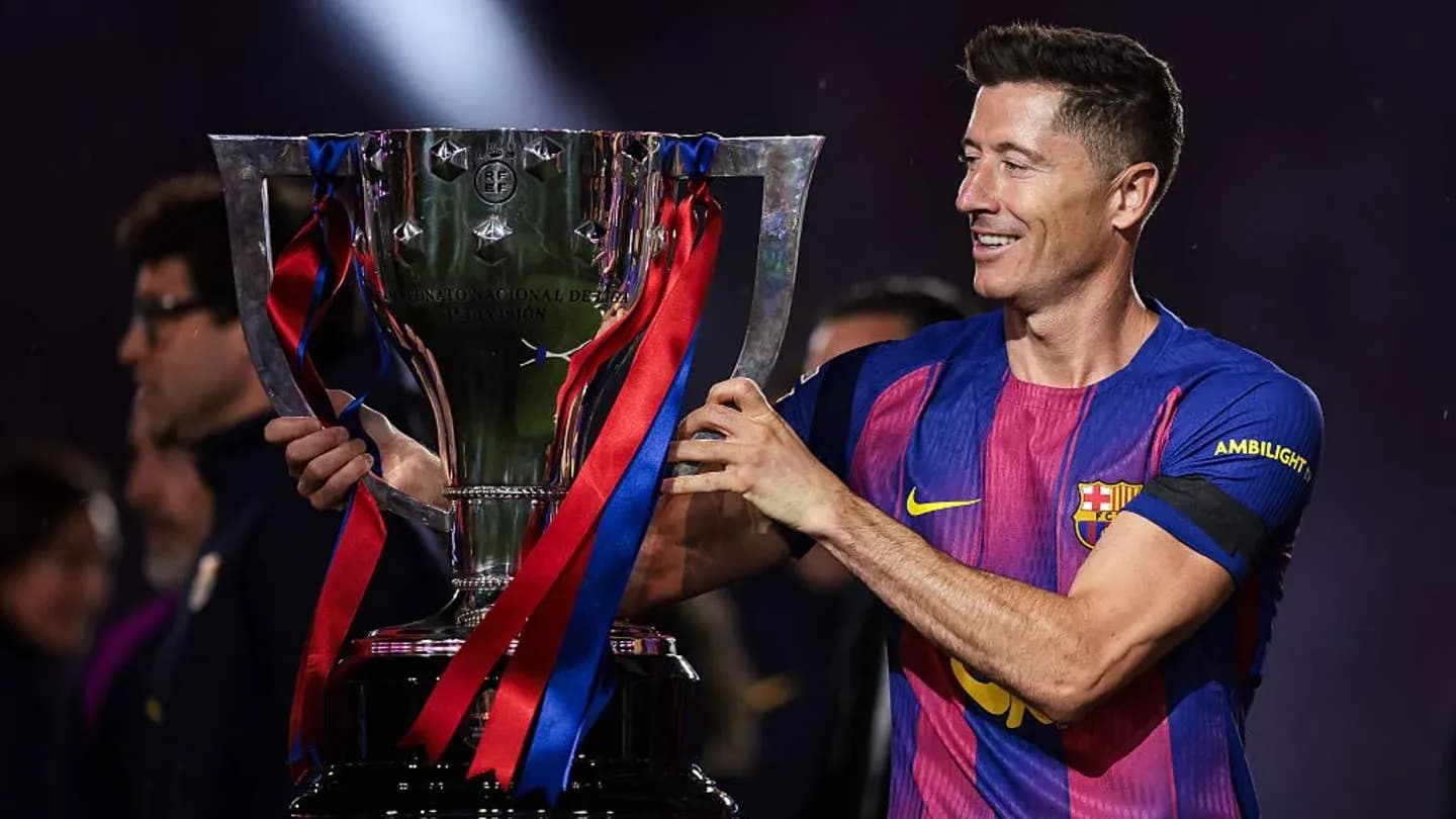 Jugador de Barcelona levantando un trofeo Jugador de Barcelona levantando un trofeo