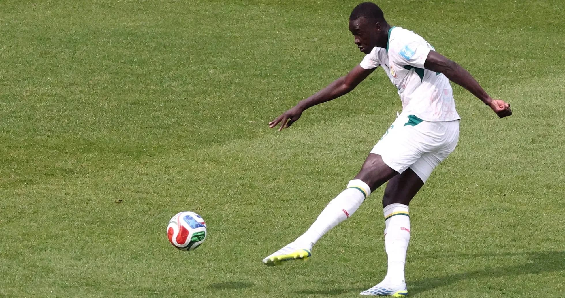 Jugador de Senegal pateando el balón Jugador de Senegal pateando el balón