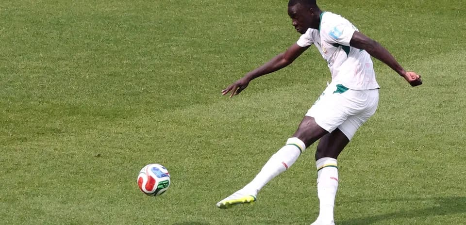 Jugador de Senegal pateando el balón Jugador de Senegal pateando el balón