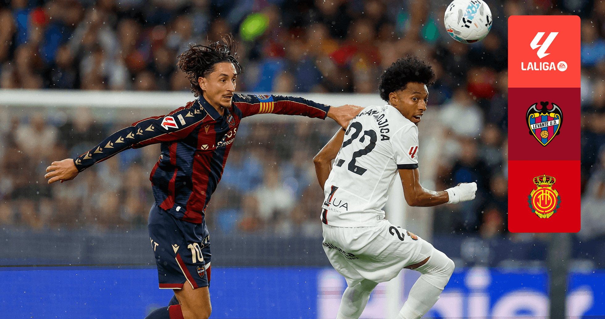 Jugadores de Levante y Mallorca disputando el balón Jugadores de Levante y Mallorca disputando el balón