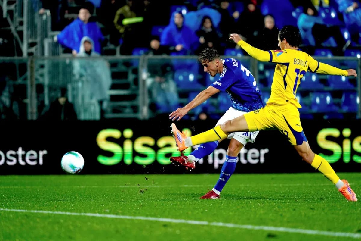 Un jugador de Hellas Verona disparando a puerta Un jugador de Hellas Verona disparando a puerta