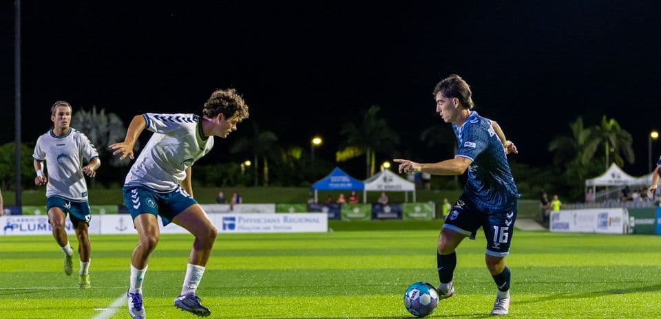 Jugadores compitiendo en el partido de fútbol Jugadores compitiendo en el partido de fútbol