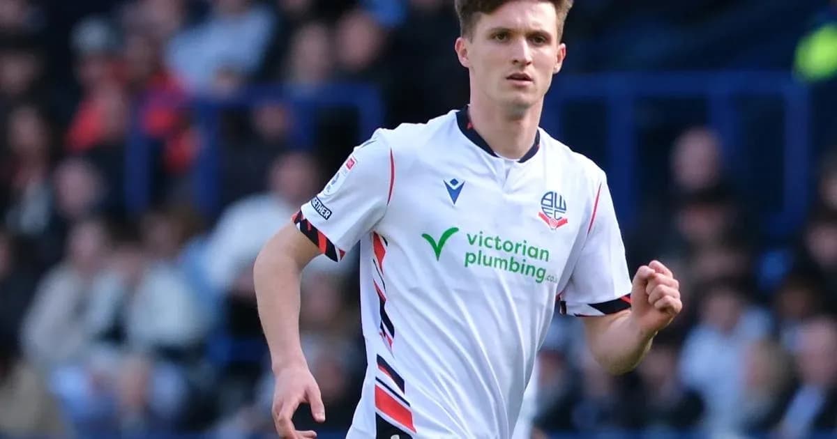 Jugador de Bolton Wanderers en acción durante partido Jugador de Bolton Wanderers en acción durante partido