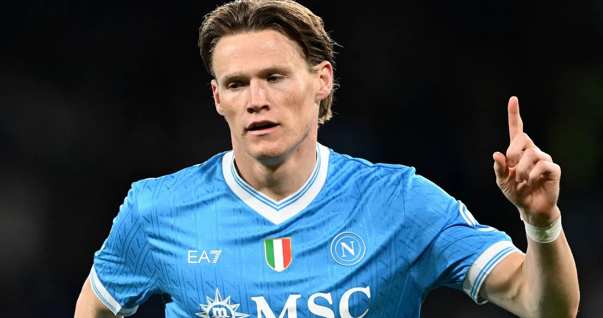Jugador de Napoli señalando tras un gol Jugador de Napoli señalando tras un gol