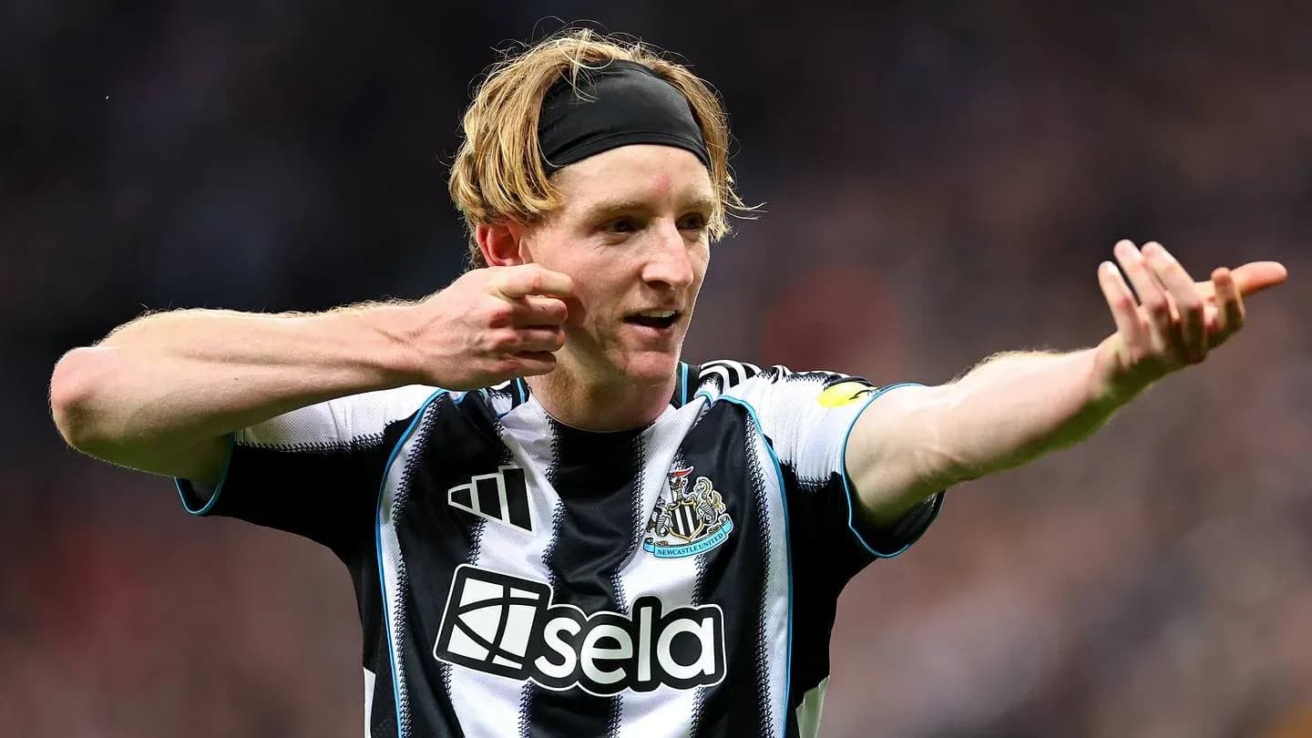 Jugador de Newcastle celebrando un gol en el campo Jugador de Newcastle celebrando un gol en el campo