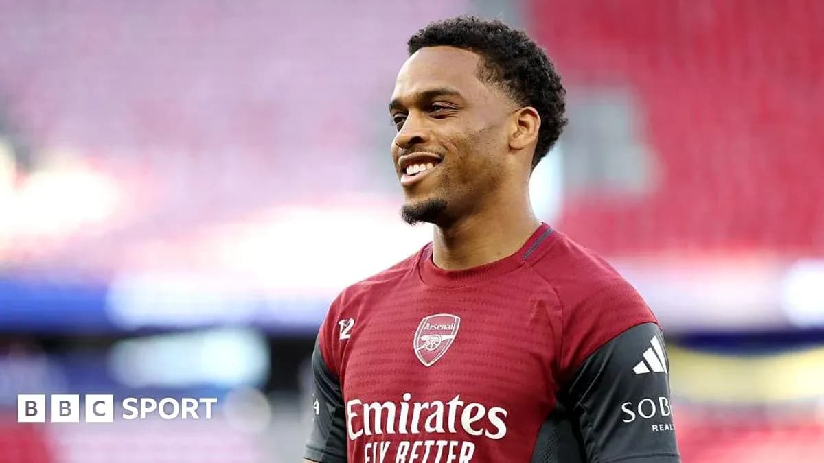 Jugador de Arsenal sonriendo en el campo de entrenamiento Jugador de Arsenal sonriendo en el campo de entrenamiento
