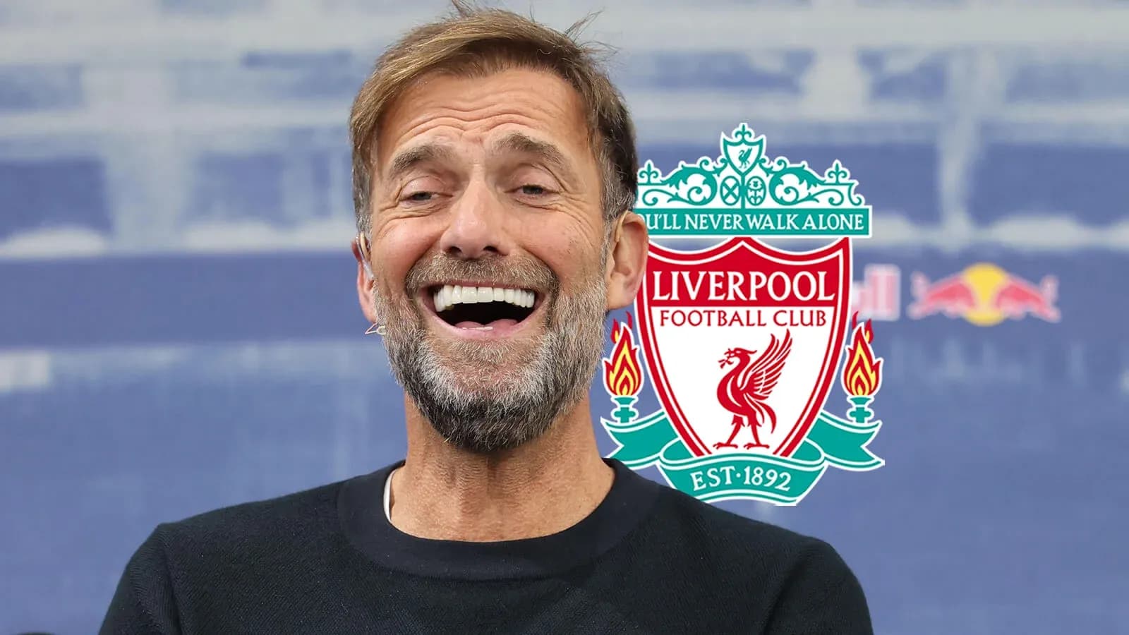 Entrenador sonriente en conferencia de prensa de Liverpool Entrenador sonriente en conferencia de prensa de Liverpool