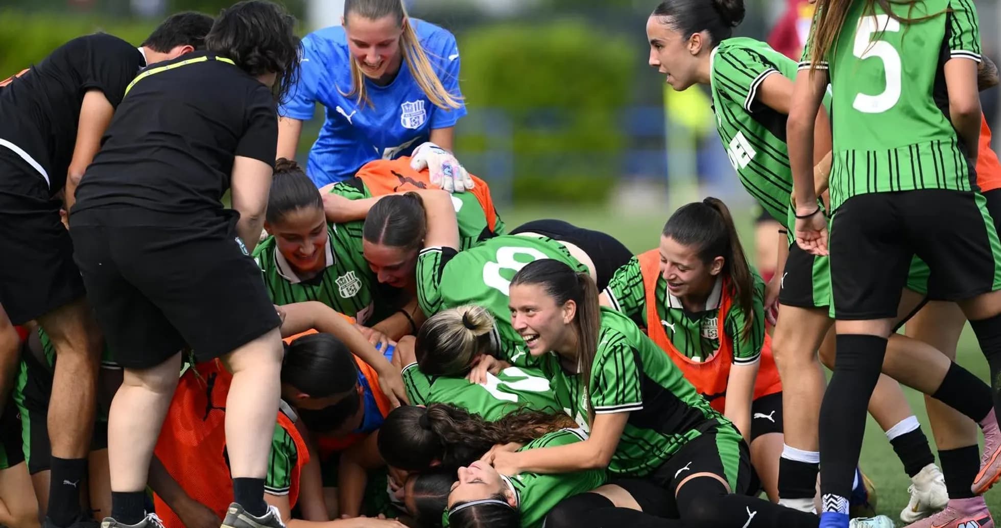 Jugadoras de Sassuolo celebrando una victoria Jugadoras de Sassuolo celebrando una victoria