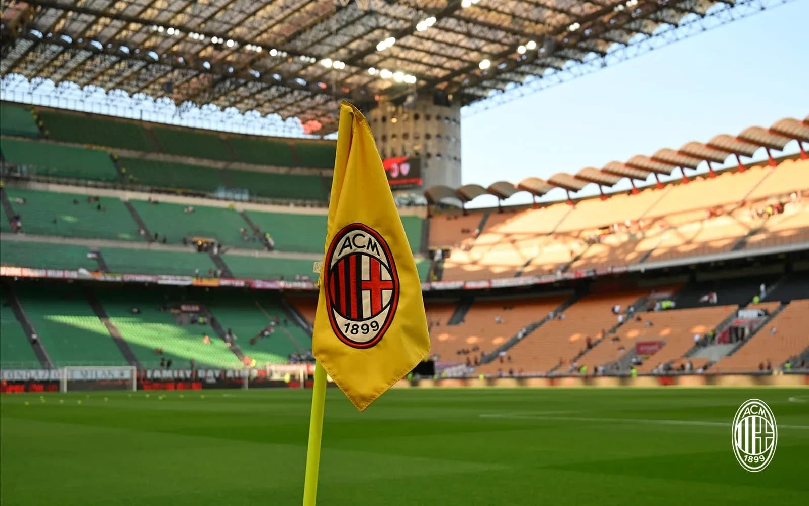 Esquina del campo con bandera del AC Milan Esquina del campo con bandera del AC Milan