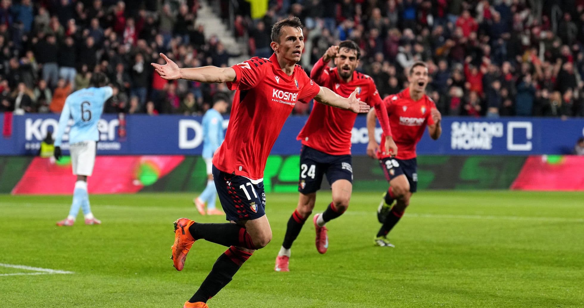 Jugador de Osasuna celebrando un gol Jugador de Osasuna celebrando un gol