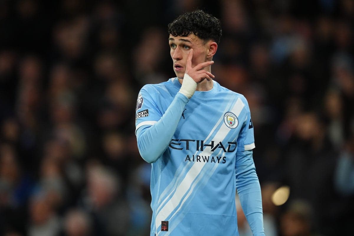 Jugador de Manchester City señalando durante el partido Jugador de Manchester City señalando durante el partido