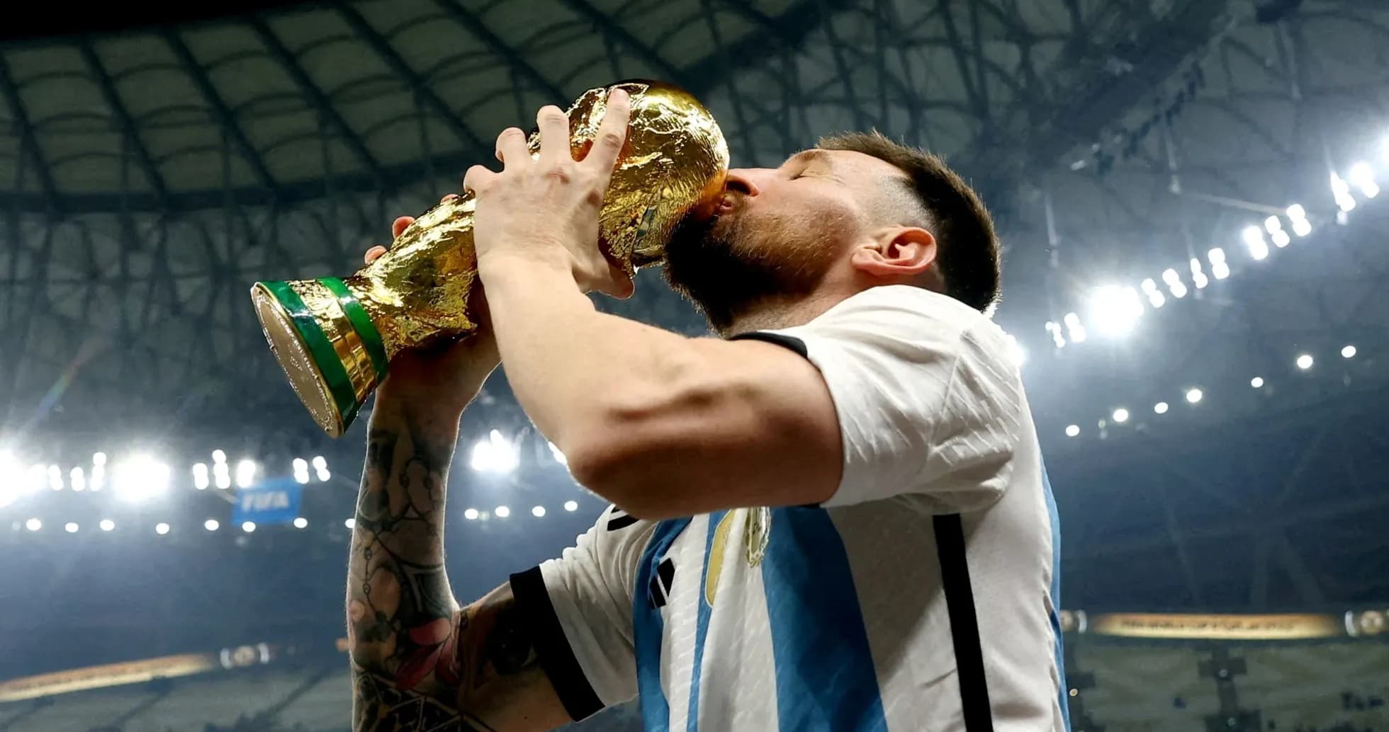 Jugador levantando y besando la copa del mundo Jugador levantando y besando la copa del mundo