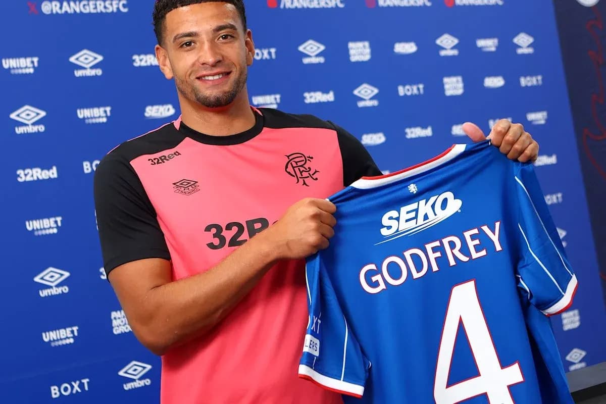 Jugador presentando camiseta del Rangers FC con nombre Godfrey Jugador presentando camiseta del Rangers FC con nombre Godfrey
