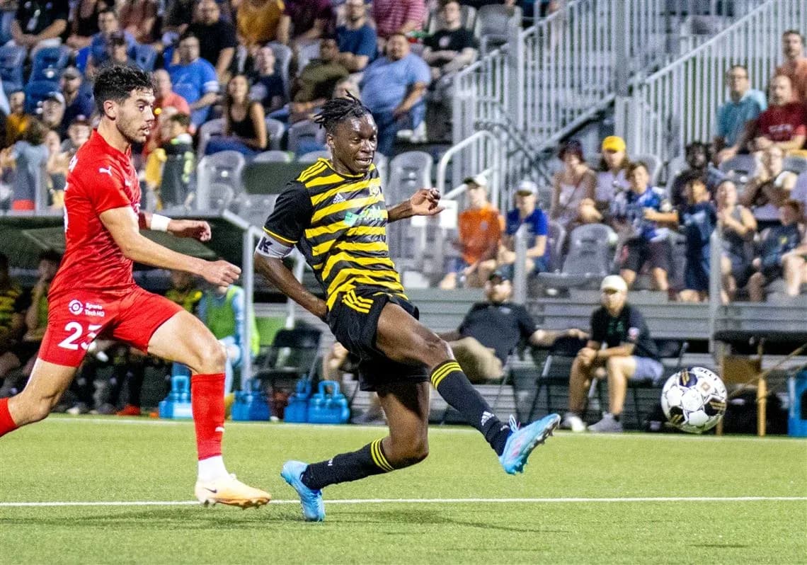 Jugador de Pittsburgh Riverhounds disparando el balón Jugador de Pittsburgh Riverhounds disparando el balón