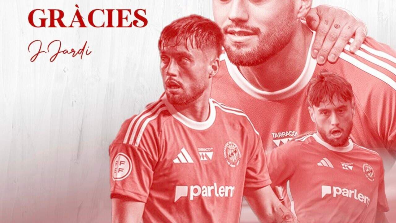 Jugador en camiseta roja con agradecimiento destacado Jugador en camiseta roja con agradecimiento destacado