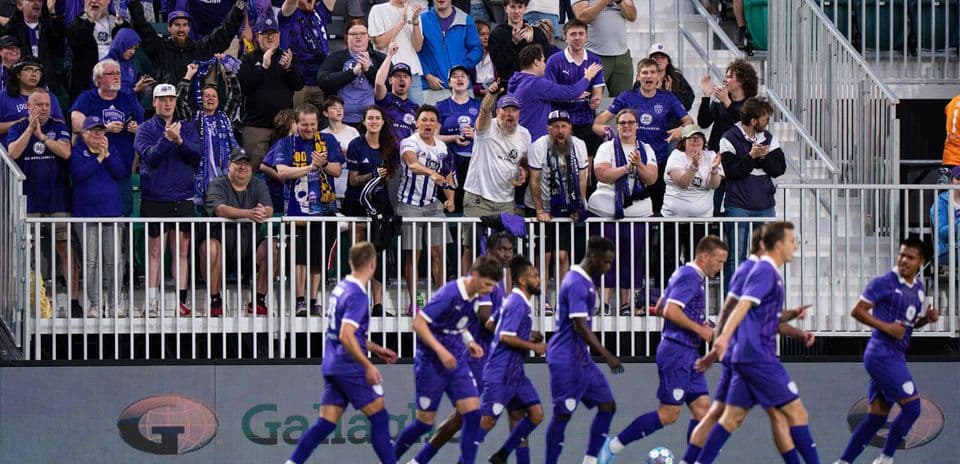 Aficionados de Louisville City celebrando en el estadio Aficionados de Louisville City celebrando en el estadio