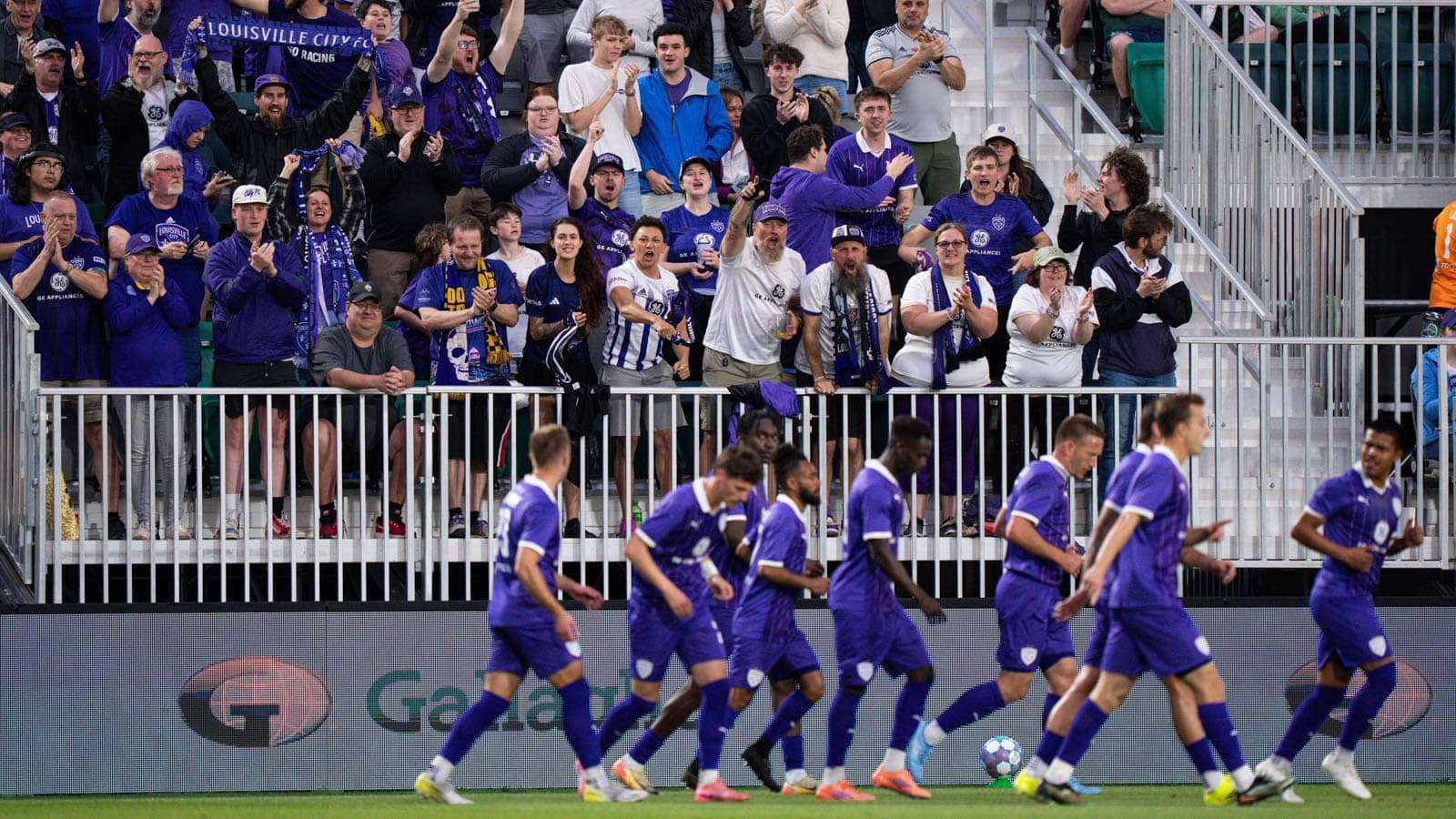 Aficionados de Louisville City celebrando en el estadio Aficionados de Louisville City celebrando en el estadio