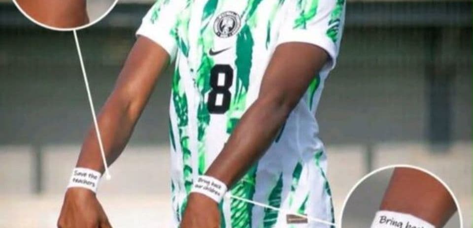 Jugadora con camiseta de Nigeria y mensajes en las muñecas Jugadora con camiseta de Nigeria y mensajes en las muñecas