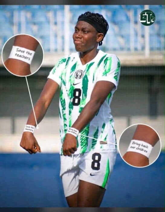 Jugadora con camiseta de Nigeria y mensajes en las muñecas Jugadora con camiseta de Nigeria y mensajes en las muñecas