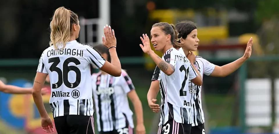 Jugadoras de Juventus celebrando un gol Jugadoras de Juventus celebrando un gol