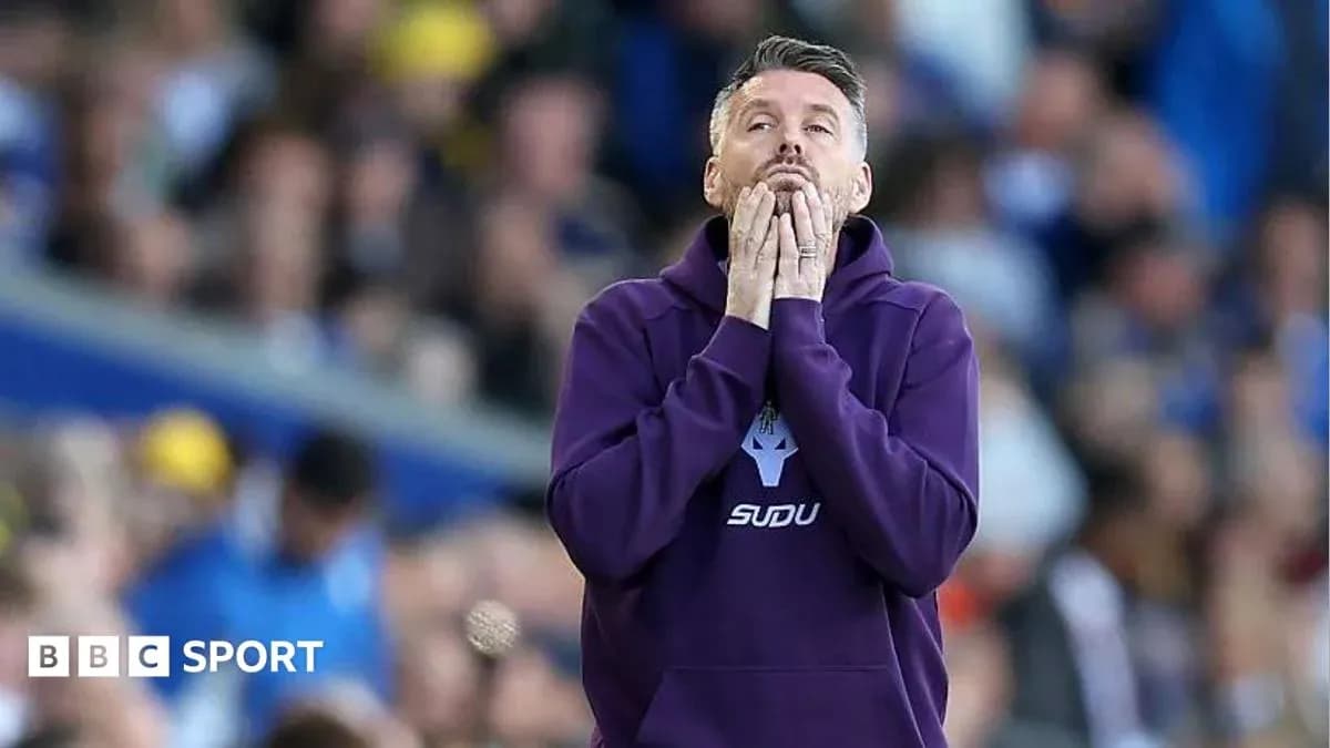 Entrenador preocupado en la línea de banda durante el partido Entrenador preocupado en la línea de banda durante el partido