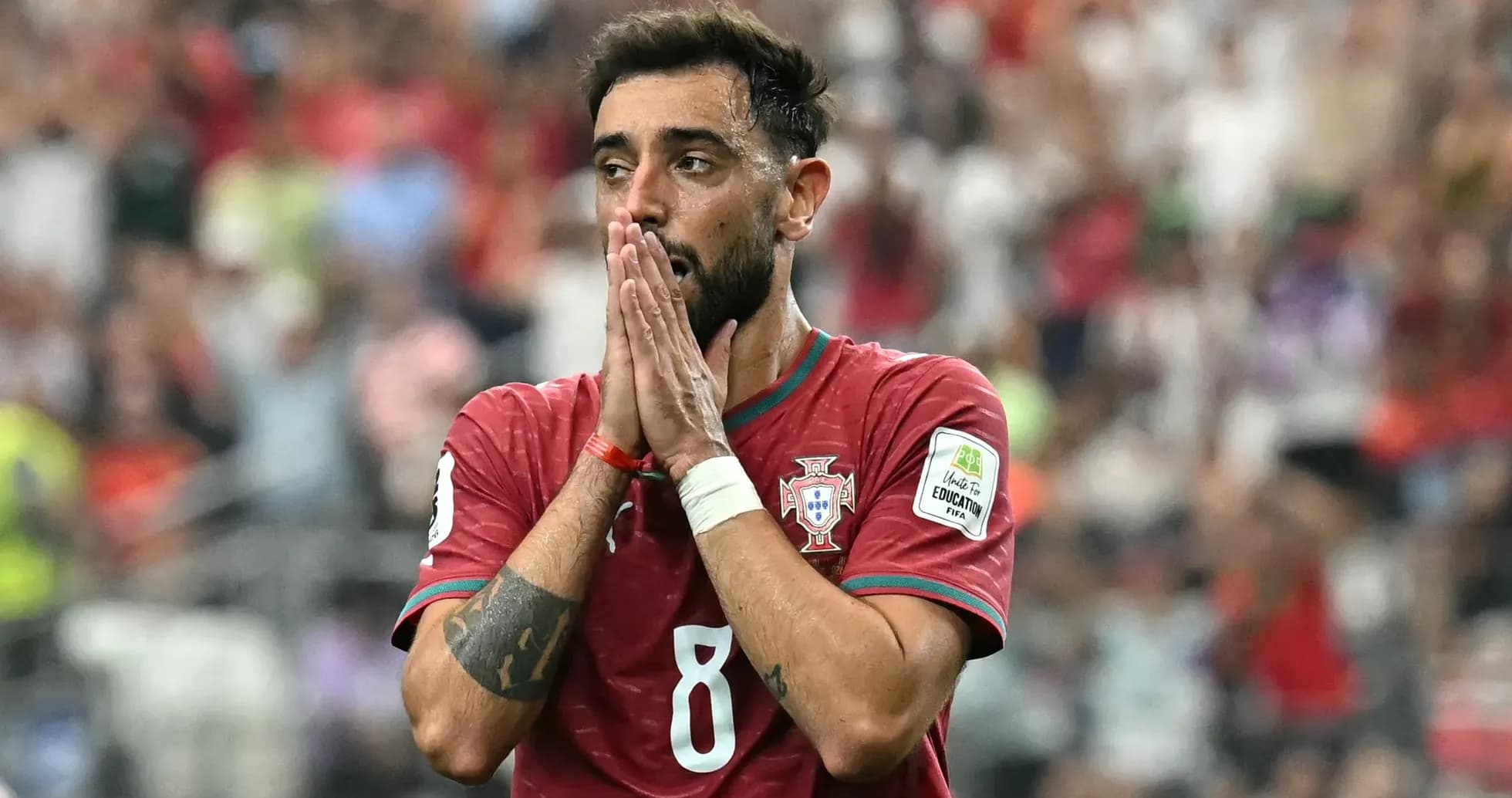 Jugador de Portugal con camiseta roja en el campo Jugador de Portugal con camiseta roja en el campo
