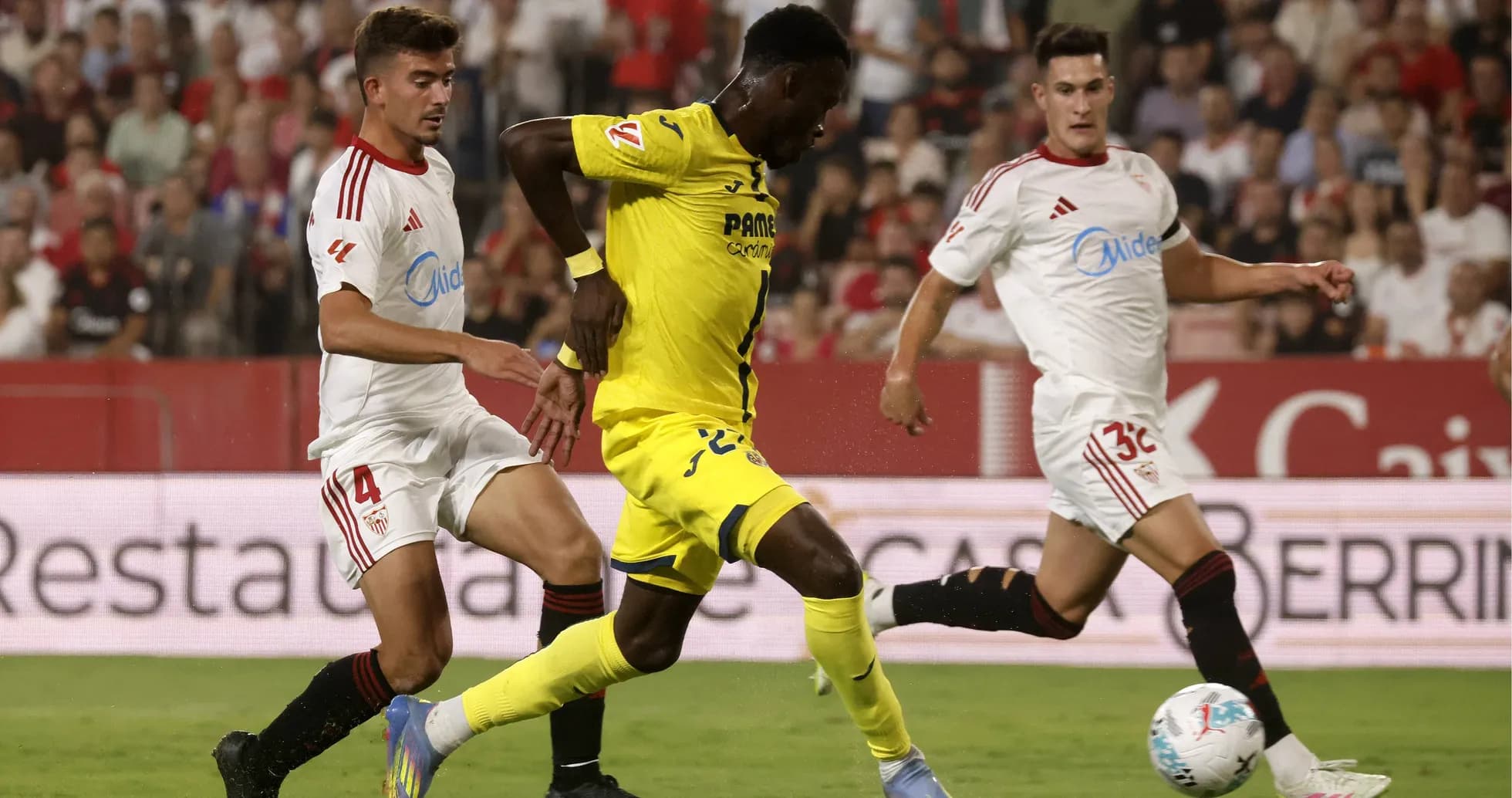 Jugadores de Villarreal y Sevilla en acción Jugadores de Villarreal y Sevilla en acción
