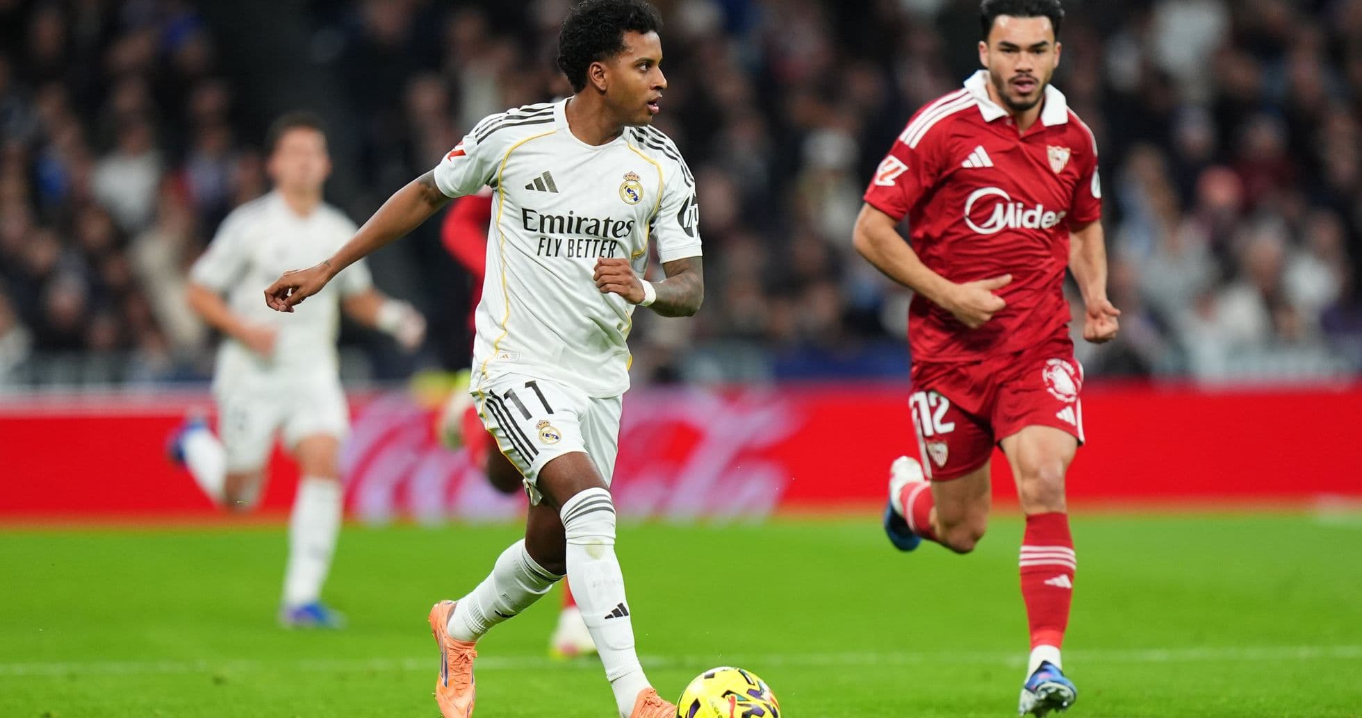 Jugadores de Sevilla y Real Madrid en acción Jugadores de Sevilla y Real Madrid en acción