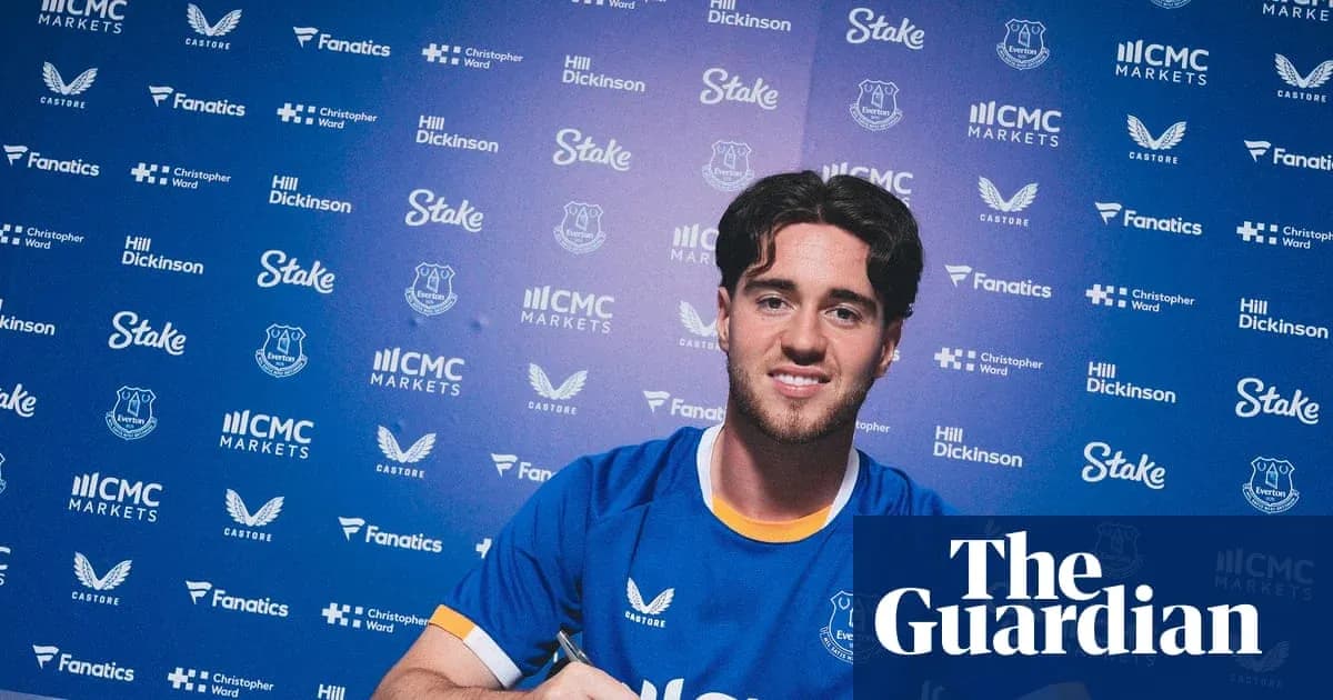Jugador firmando contrato con el Everton en rueda de prensa Jugador firmando contrato con el Everton en rueda de prensa