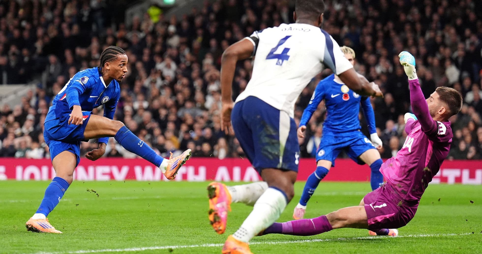 Jugador de Chelsea disparando a puerta Jugador de Chelsea disparando a puerta
