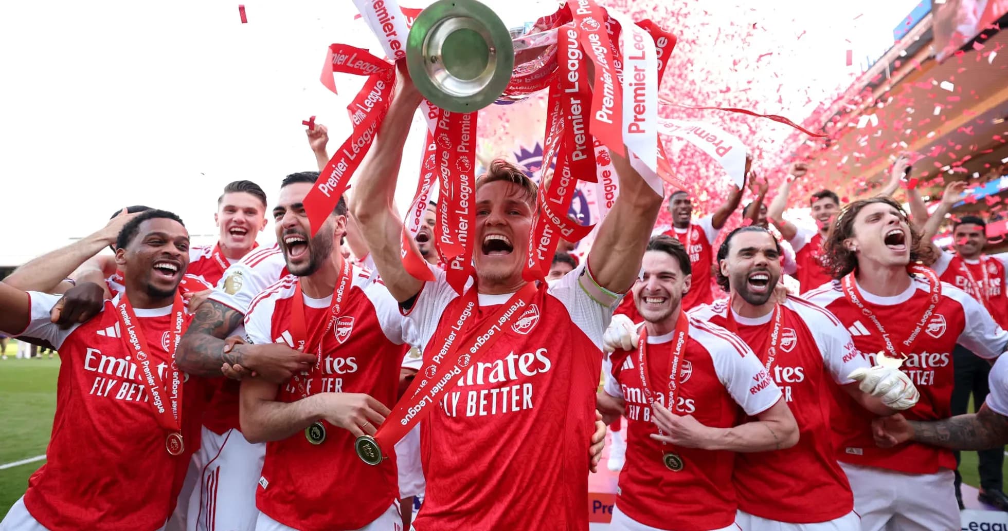 Jugadores de Arsenal celebrando con el trofeo de la Premier League Jugadores de Arsenal celebrando con el trofeo de la Premier League